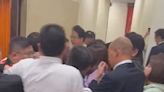韓國瑜遭女綠委「圍攻、緊抱」 超無奈畫面曝光！王鴻薇轟：這難道不是性騷擾？