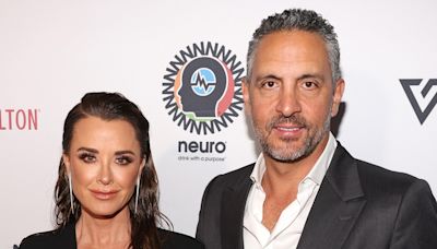 Kyle Richards Seemingly Reacts to Mauricio Umansky Kissing New Woman