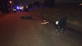 Una madre y su bebé fueron atropellados por una moto mientras paseaban en cochecito