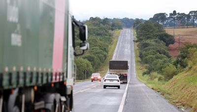 Pista simples é desafio para caminhões e carros na BR-373