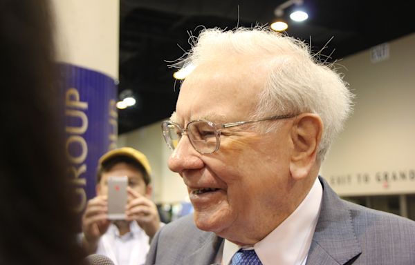 40.3% of Warren Buffett's $336 Billion Portfolio Is Invested in Apple. Should You Buy the Stock, Too?