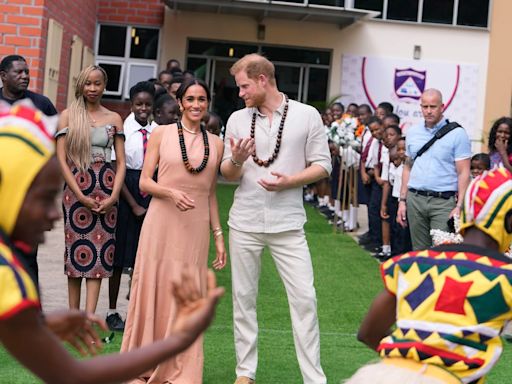 Enrique de Inglaterra y Meghan Markle inician su gira por Nigeria para promocionar los Juegos Invictus