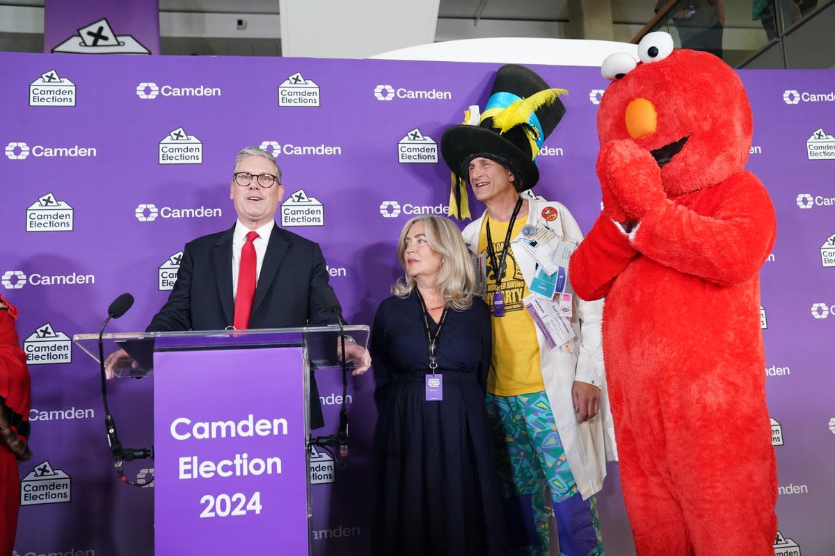 Elmo shakes hands with Keir Starmer and congratulates him on election victory