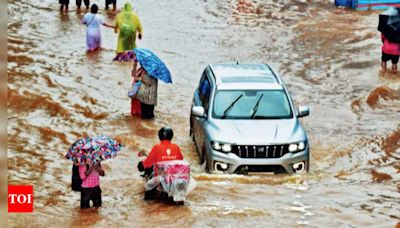 Triple-digit rainfall in 12 hours amid high tide floods Mumbai; road and air traffic hit | Mumbai News - Times of India