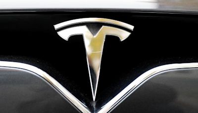 Atividade de estoque ao meio-dia: Tesla e Rivian aumentam ações, Novo Nordisk e Pure Storage diminuem Por Investing.com