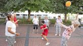 Abuelos y nietos celebran sus propias olimpiadas en Pamplona