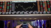 Ibovespa recua com ajustes, mas Petrobras atenua perda