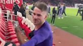 El gesto de Alexis Mac Allister que sorprendió a un fanático en el Emirates Stadium y que se volvió viral