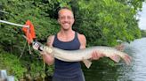 Pescaba en un lago de Nueva York, capturó un extraño pez considerado un “dinosaurio viviente” y marcó un récord