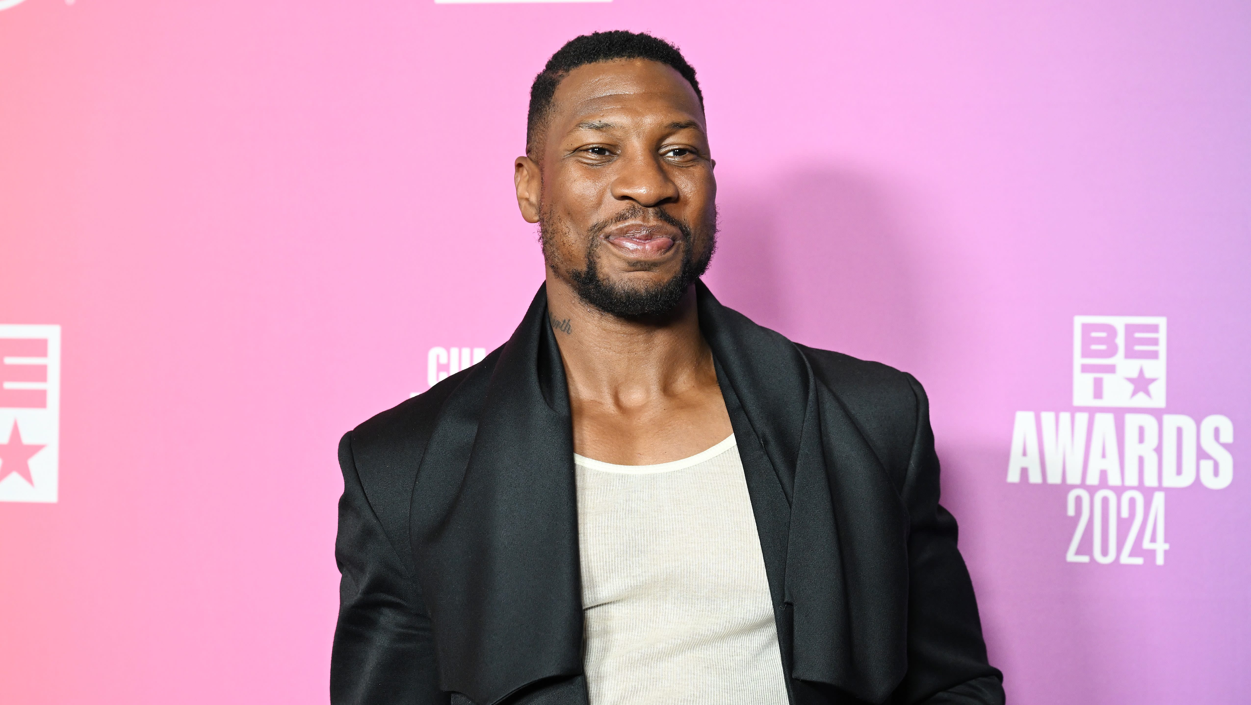 Jonathan Majors Selling $140 Autographs At Famous Monsters Festival