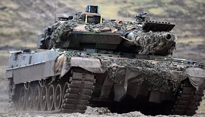 Los diez nuevos carros de combate 'Leopard' donados por España ya están de camino a Ucrania