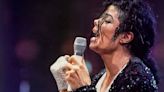 Jaqueta usada por Michael Jackson no clipe de 'Billie Jean' vai a leilão
