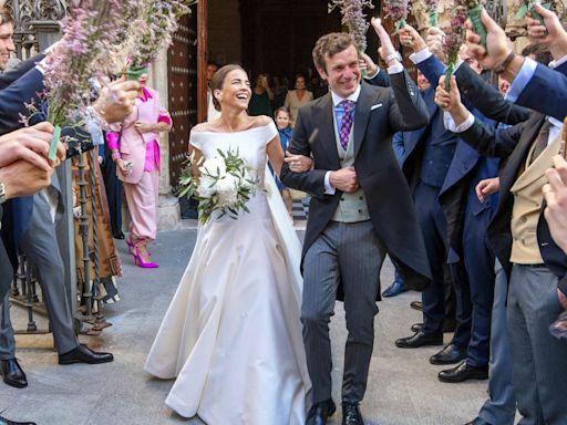 La familia de Luis Astolfi, amigo íntimo de la infanta Elena, reunida en una espectacular boda celebrada en Sevilla