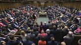 Cientos de Legisladores Británicos Prestan Juramento en el Parlamento