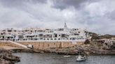 Binibeca Vell, conocido como el Mikonos de Menorca, se rebela contra la masificación turística
