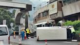 獅隧沙田入口客貨車翻側 司機獲救後拒送院