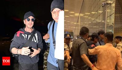 Shah Rukh Khan gets mobbed at Mumbai airport as fans go berserk on seeing him, netizens react as VIDEO goes viral | Hindi Movie News - Times of India