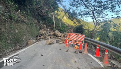 桃園雪霧鬧聯外道路坍方！大量土石崩落 300多人受困待救援