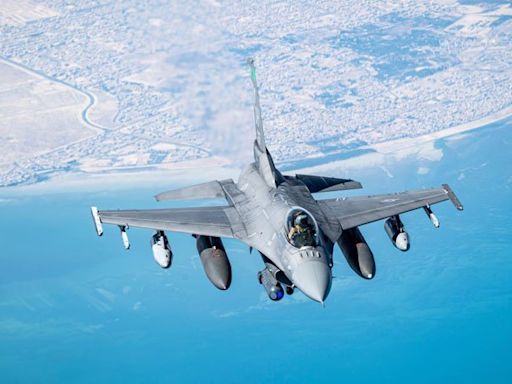 烏克蘭收到首批 F-16 戰機 - 國際