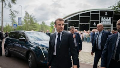 Emmanuel Macron proche d’une autre Première dame : loin de son mari, Brigitte Macron veille au grain