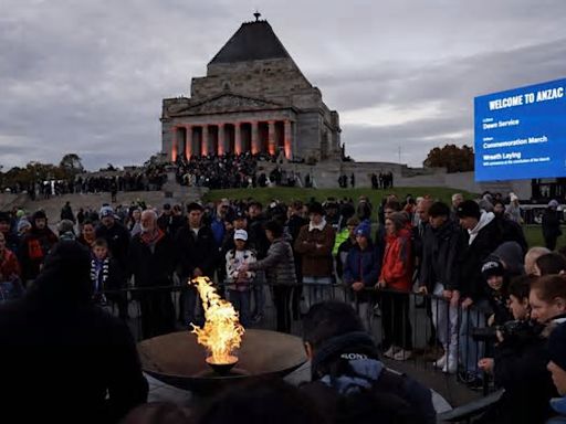 Thousands drawn to Anzac dawn service at Melbourne’s Shrine of Remembrance