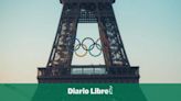 A 50 días de París 2024, instalan los anillos olímpicos gigantes en la Torre Eiffel