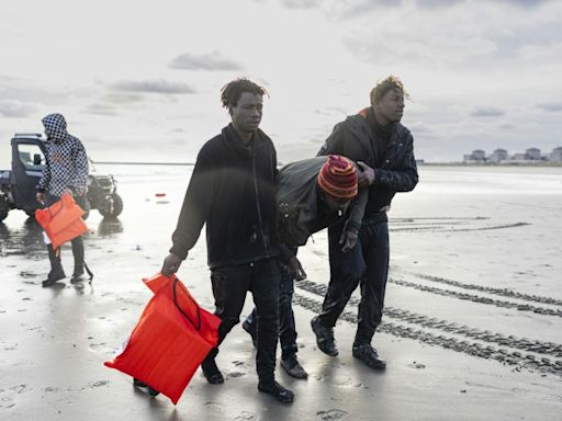 Entre lágrimas y rabia, migrantes intentan cruzar a Reino Unido desde una playa francesa