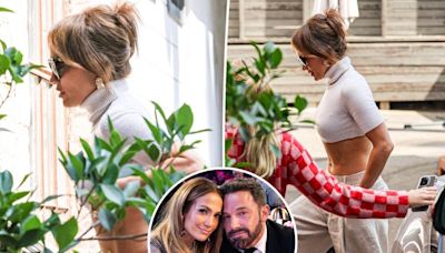 Jennifer Lopez flaunts her ripped abs in crop top during visit to hair salon, Linda Perry’s house amid Ben Affleck divorce