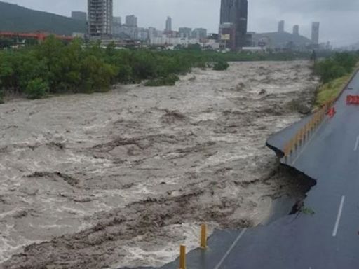 Captan en video desgajamiento de importante vialidad en Monterrey