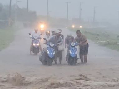 蘭嶼大雷雨野溪暴漲！湍急泥流淹馬路 遊客涉水通行險被沖走