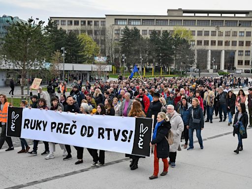 Manifestantes forman cadena humana en torno a emisora pública eslovaca que el gobierno quiere tomar