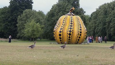 NO COMMENT: Una calabaza gigante despierta la curiosidad en un parque de Londres