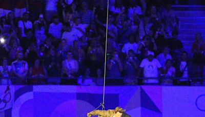 Tom Cruise descendió en rappel por el Estadio de Francia durante la ceremonia de clausura de los Juegos Olímpicos de París