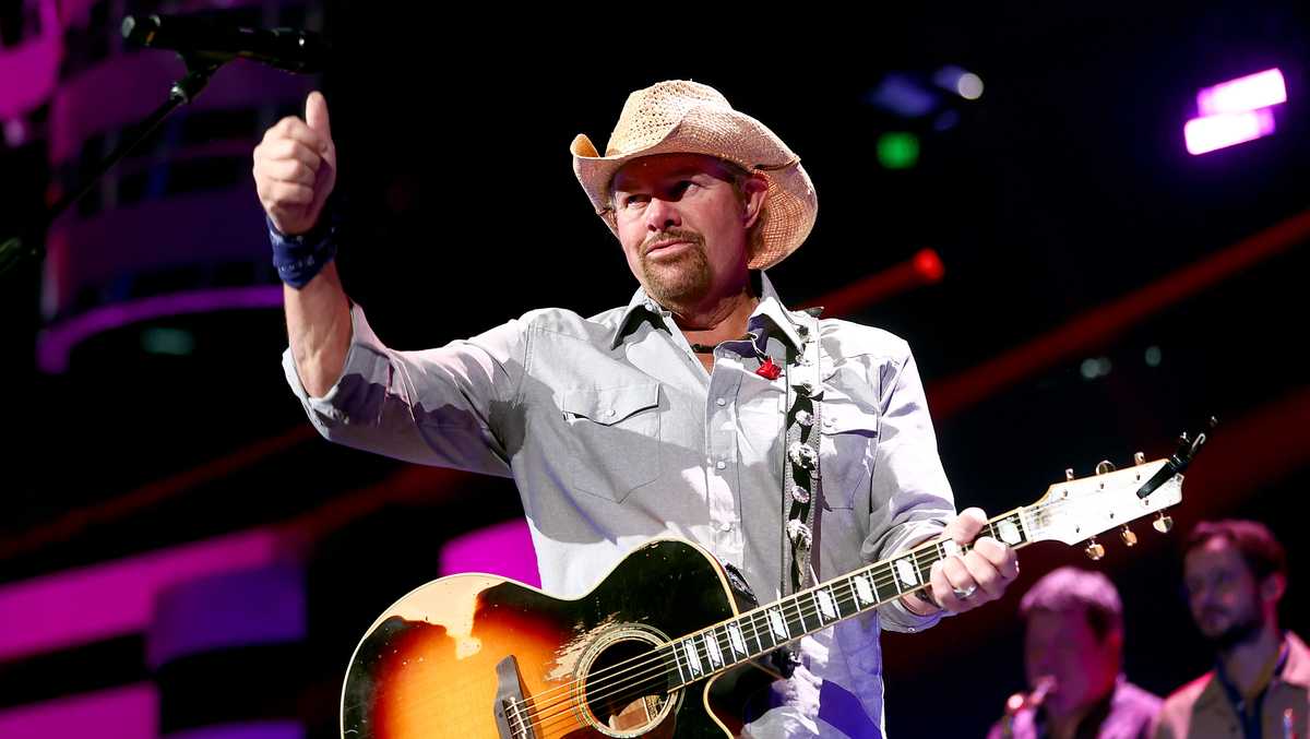 Toby Keith's daughter accepts his posthumous honorary degree