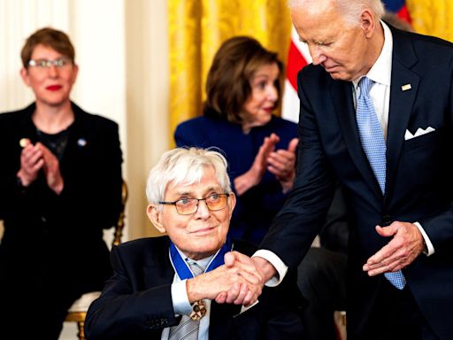 Phil Donahue, who taped talk show from Chicago for 10 years, awarded Presidential Medal of Freedom