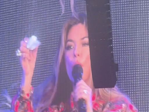 Shania Twain abruptly stops London concert to blow her nose in odd moment