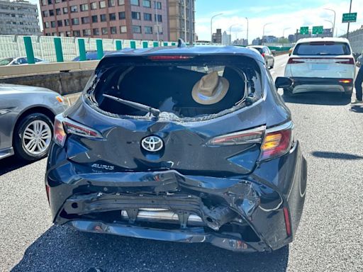 台北市議員顏若芳驚傳車禍 高架橋上遭遊覽車追撞車全毀 | 蕃新聞