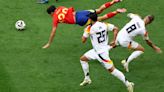 La patada de Toni Kroos que sacó de la cancha a Pedri a los 7 minutos del cruce España-Alemania por cuartos de final de la Eurocopa