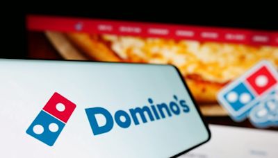 Domino’s lanza divertida promoción: te dará dinero por darle propina a su repartidor - La Opinión