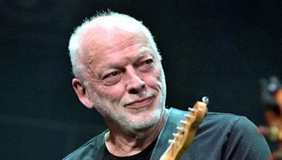 Watch David Gilmour Play ‘Wish You Were Here’ at a UK Bar’s Open Mic Night