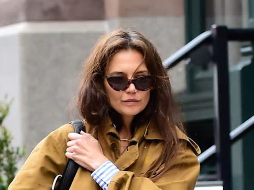 Katie Holmes: Das macht ihren Trenchcoat fürs Frühjahr 2024 so elegant und lässig zugleich