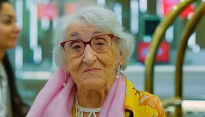 'Não dormi a noite toda', diz passageira de 101 anos que ganhou upgrade para Primeira Classe na Emirates