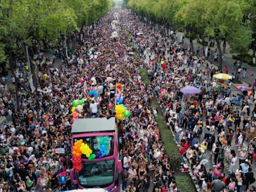 Multitudinaria marcha por los derechos LGBT en Ciudad de México