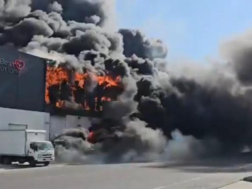 VIDEO. Se registra fuerte incendio frente a un parque industrial en Querétaro
