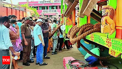 Wheels develop cracks, chariot comes to halt in Kendrapada | Bhubaneswar News - Times of India