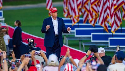 Live coverage: Donald Trump rallies supporters at his Doral golf resort