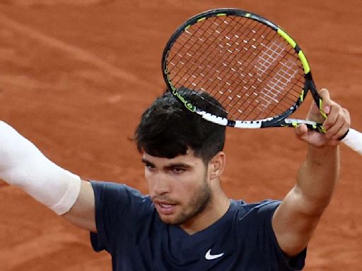 Alcaraz sufre, pero avanza a la tercera ronda en Roland Garros