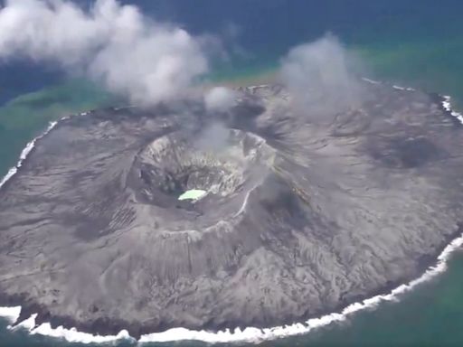 日本海底火山噴發前兆？伊豆群島海水變色 氣象廳急發警報