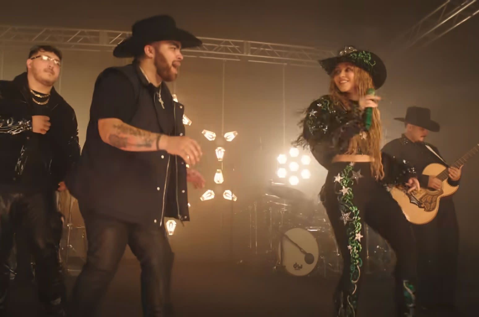 Shakira & Grupo Frontera’s ‘(Entre Paréntesis)’ Rules Latin Airplay & Regional Mexican Airplay