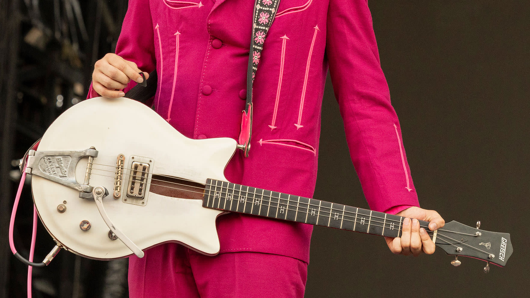 10 guitarists who played with missing strings on purpose… and the weird reasons why
